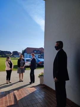 Fotografija 1_ Prihod veleposlanice in ekonomske svetovalke